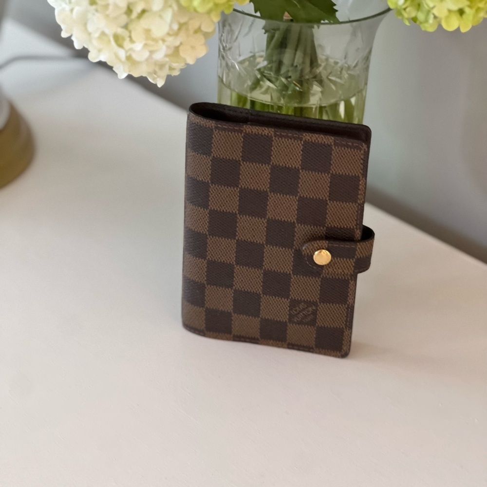 LOUIS VUITTON
Small Ring Agenda Cover
